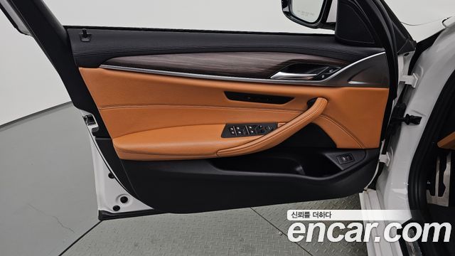 BMW 5-Series 2017 — photo 14