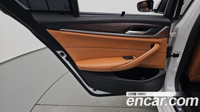 BMW 5-Series 2017 — photo 15