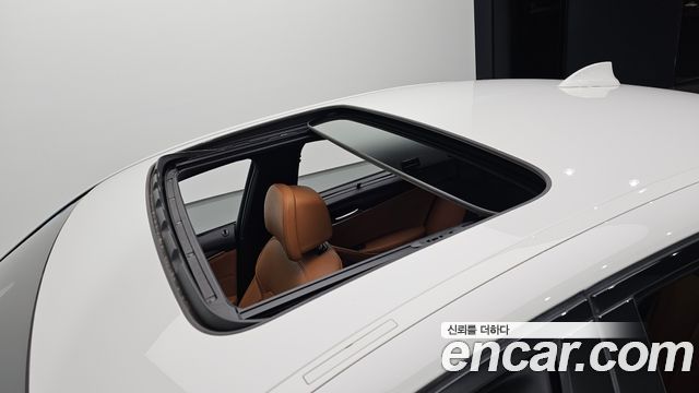 BMW 5-Series 2017 — photo 35