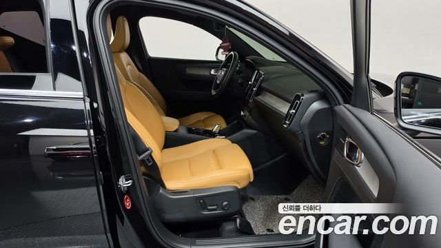 Volvo XC40 2021 — photo 16