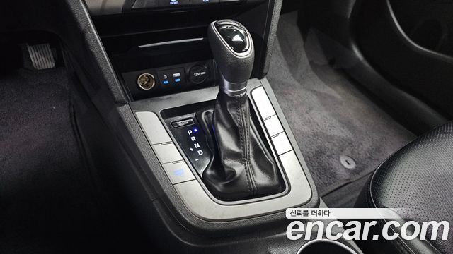 Hyundai AVANTE 2017 — photo 12
