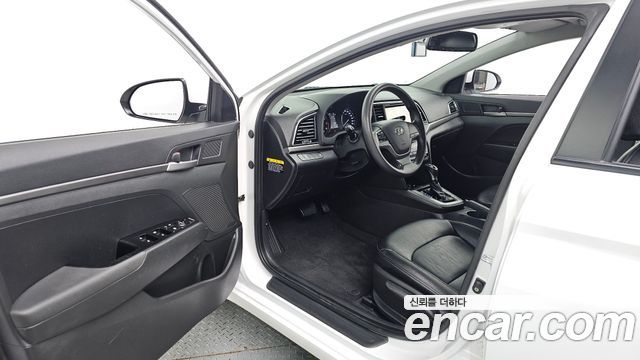 Hyundai AVANTE 2017 — photo 13