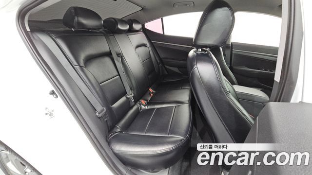 Hyundai AVANTE 2017 — photo 17