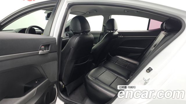 Hyundai AVANTE 2017 — photo 18