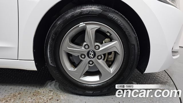 Hyundai AVANTE 2017 — photo 7