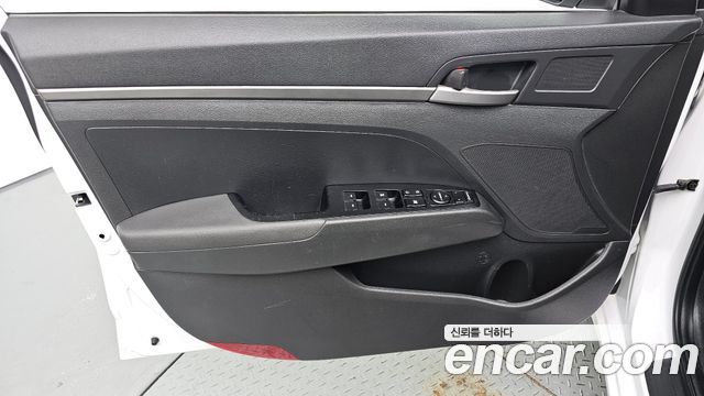 Hyundai AVANTE 2017 — photo 14