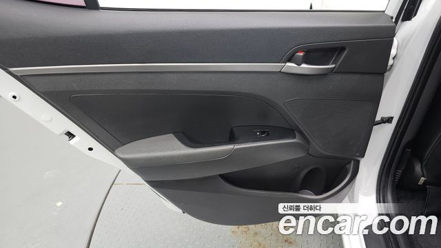 Hyundai AVANTE 2017 — photo 15