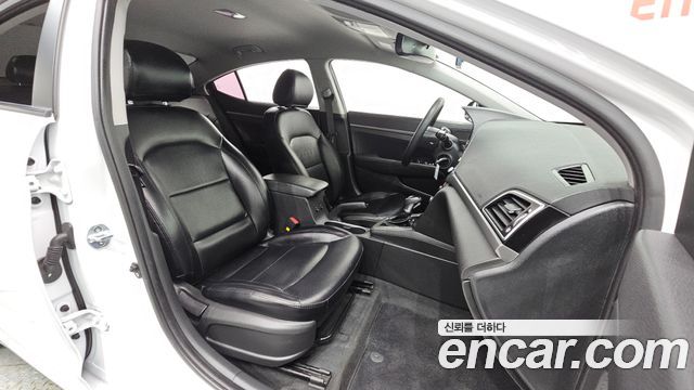 Hyundai AVANTE 2017 — photo 16