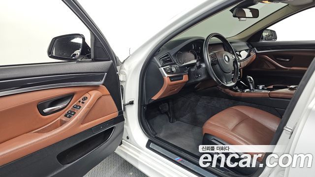 BMW 5-Series 2016 — photo 10