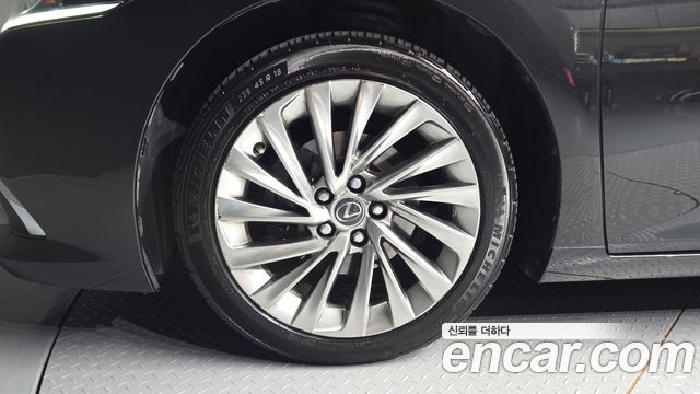 Lexus ES 2019 — photo 5