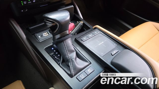 Lexus ES 2019 — photo 12