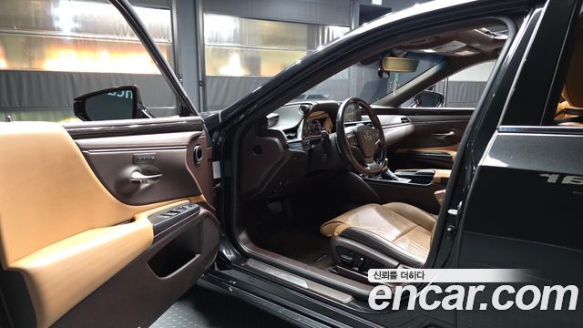 Lexus ES 2019 — photo 13