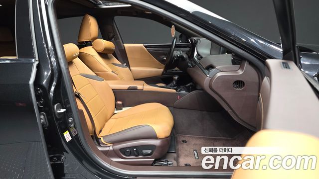 Lexus ES 2019 — photo 17