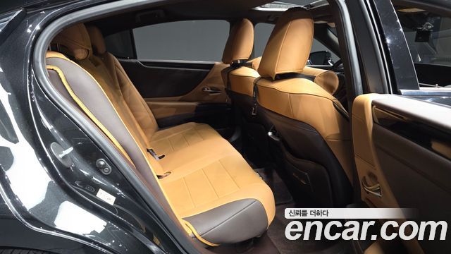 Lexus ES 2019 — photo 18