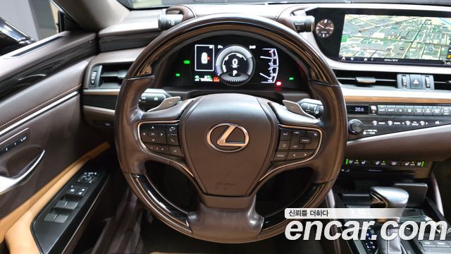 Lexus ES 2019 — photo 19