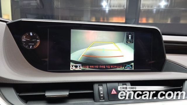 Lexus ES 2019 — photo 22