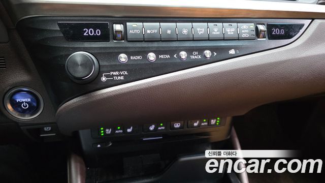 Lexus ES 2019 — photo 23