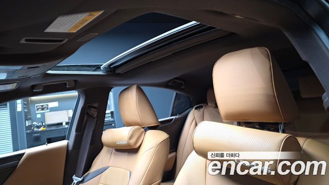 Lexus ES 2019 — photo 25
