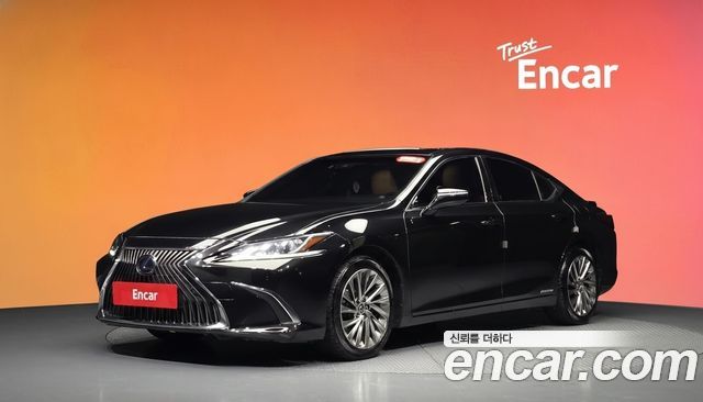 Lexus ES 2019 — photo 1