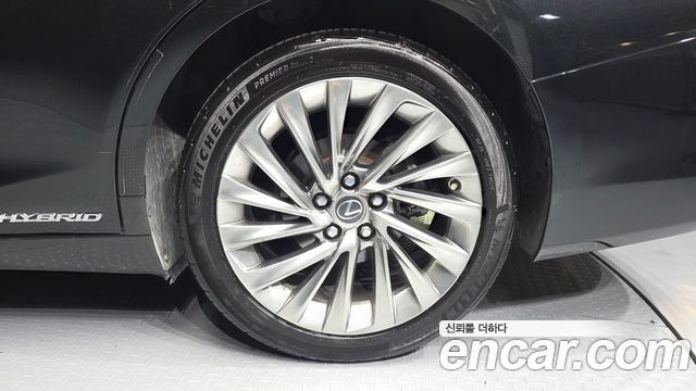 Lexus ES 2019 — photo 7