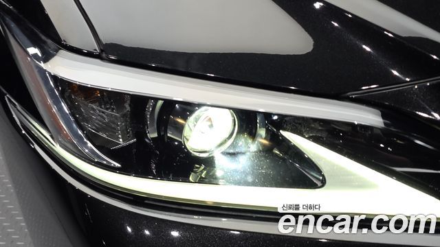 Lexus ES 2019 — photo 8