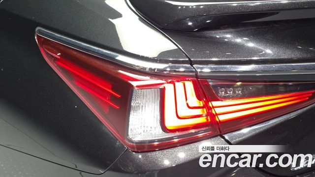 Lexus ES 2019 — photo 9