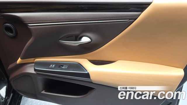 Lexus ES 2019 — photo 14