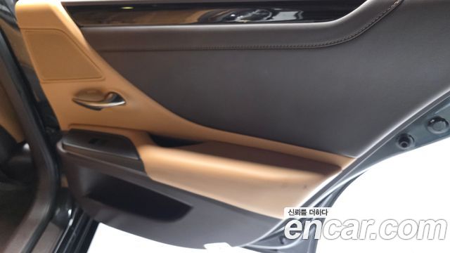 Lexus ES 2019 — photo 15