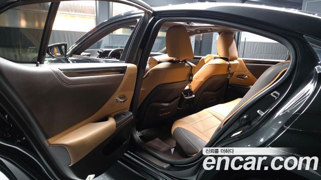 Lexus ES 2019 — photo 16