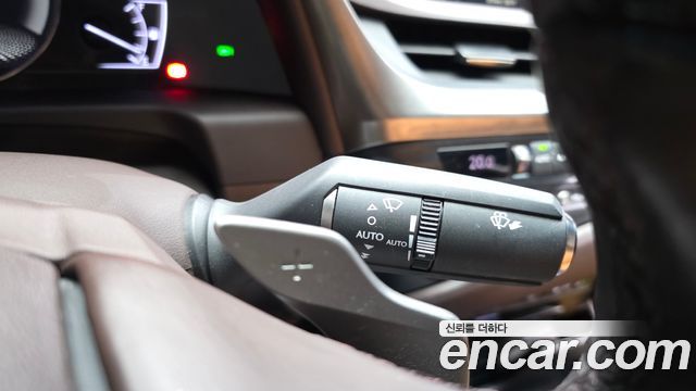 Lexus ES 2019 — photo 30
