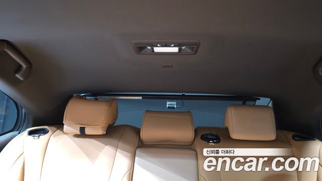 Lexus ES 2019 — photo 32