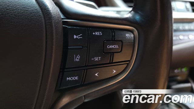 Lexus ES 2019 — photo 33