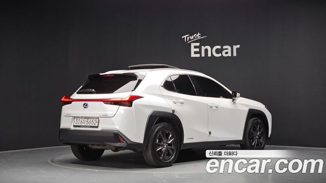 Lexus UX 2019 — photo 2