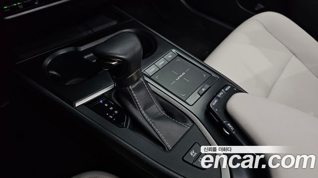 Lexus UX 2019 — photo 12