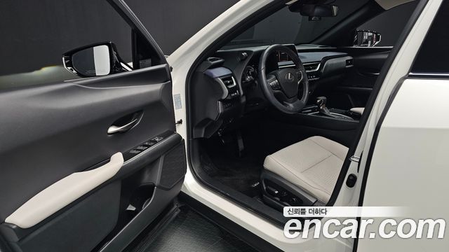 Lexus UX 2019 — photo 13