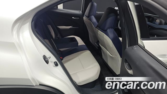 Lexus UX 2019 — photo 17