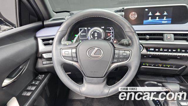 Lexus UX 2019 — photo 19