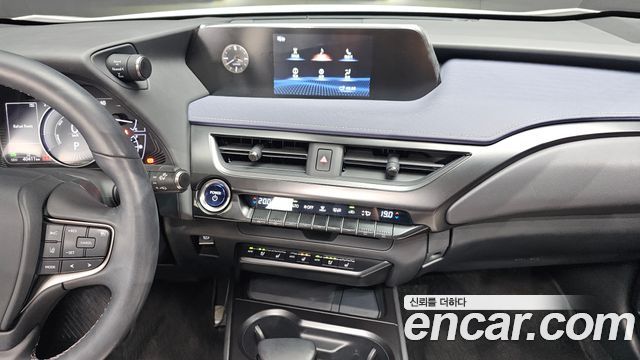 Lexus UX 2019 — photo 20