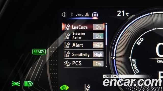 Lexus UX 2019 — photo 22