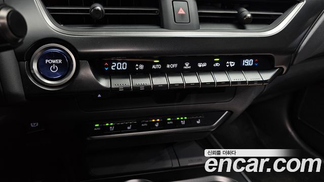 Lexus UX 2019 — photo 24