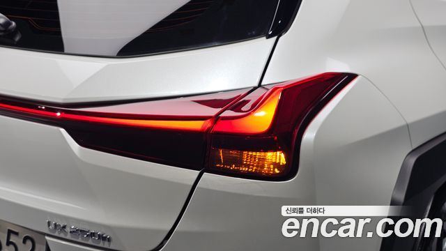 Lexus UX 2019 — photo 9
