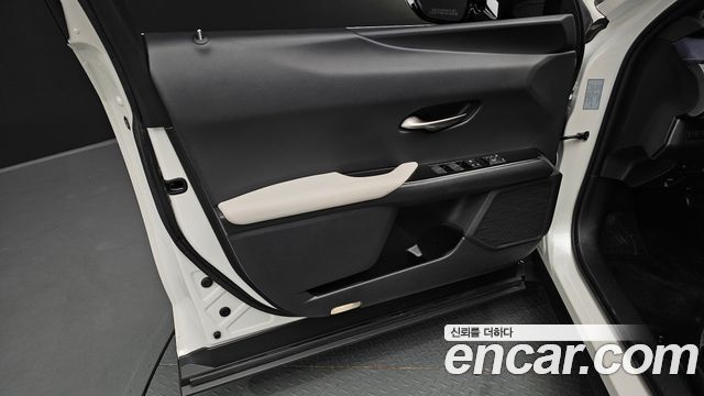 Lexus UX 2019 — photo 14