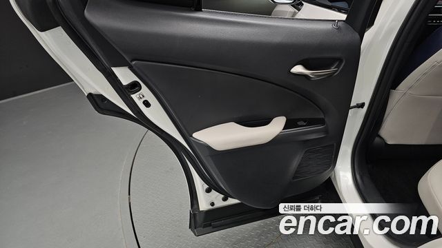 Lexus UX 2019 — photo 15