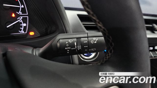 Lexus UX 2019 — photo 29