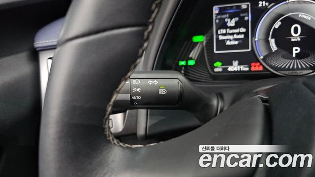 Lexus UX 2019 — photo 30