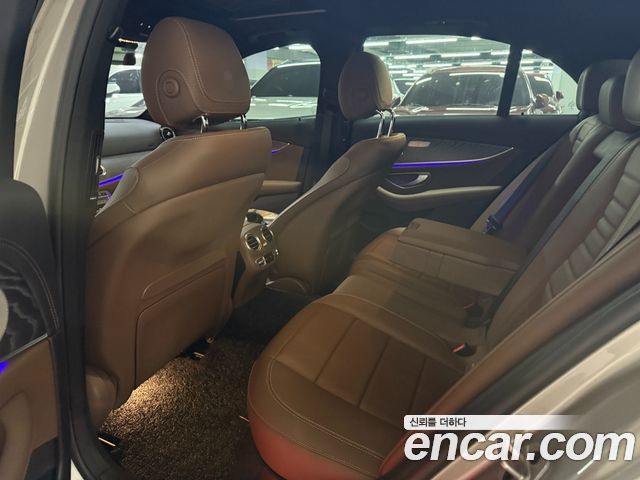 Mercedes-Benz E-Class 2022 — photo 9