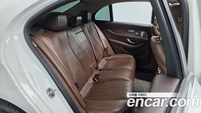 Mercedes-Benz E-Class 2019 — photo 17