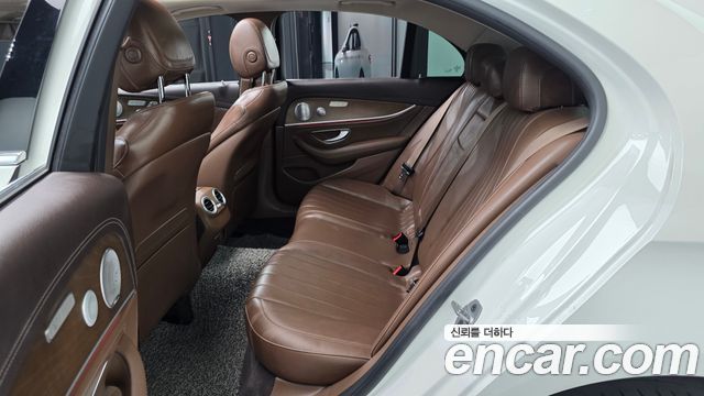 Mercedes-Benz E-Class 2019 — photo 18
