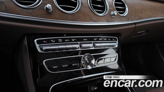 Mercedes-Benz E-Class 2019 — photo 24
