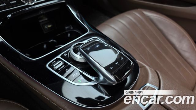 Mercedes-Benz E-Class 2019 — photo 26